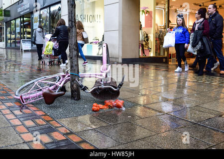 Nottingham, Royaume-Uni. 18 Mar, 2017. De fortes pluies et des températures plus froides dans le centre de Nottingham cet après-midi, shoppers Run for Cover . Crédit : Ian Francis/Alamy Live News Banque D'Images