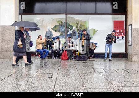 Nottingham, Royaume-Uni. 18 Mar, 2017. De fortes pluies et des températures plus froides dans le centre de Nottingham cet après-midi, shoppers Run for Cover .malgré la pluie le groupe jouait sur. Crédit : Ian Francis/Alamy Live News Banque D'Images