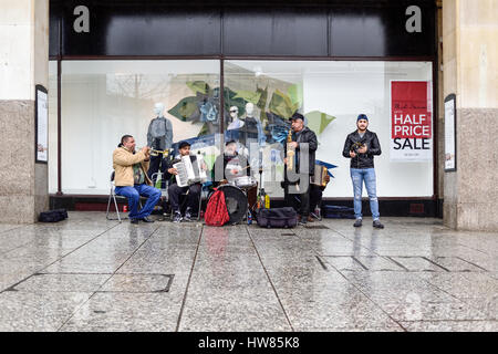 Nottingham, Royaume-Uni. 18 Mar, 2017. De fortes pluies et des températures plus froides dans le centre de Nottingham cet après-midi, shoppers Run for Cover .malgré la pluie le groupe jouait sur. Crédit : Ian Francis/Alamy Live News Banque D'Images