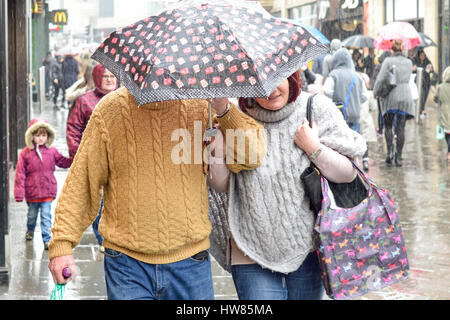 Nottingham, Royaume-Uni. 18 Mar, 2017. De fortes pluies et des températures plus froides dans le centre de Nottingham cet après-midi, shoppers Run for Cover . Crédit : Ian Francis/Alamy Live News Banque D'Images