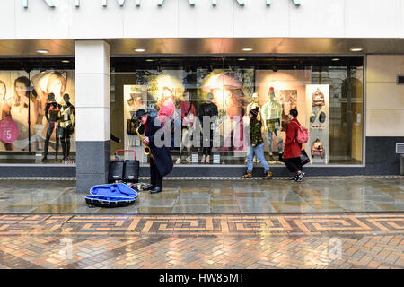 Nottingham, Royaume-Uni. 18 Mar, 2017. De fortes pluies et des températures plus froides dans le centre de Nottingham cet après-midi, shoppers Run for Cover . Crédit : Ian Francis/Alamy Live News Banque D'Images