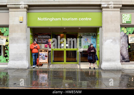 Nottingham, Royaume-Uni. 18 Mar, 2017. De fortes pluies et des températures plus froides dans le centre de Nottingham cet après-midi, shoppers Run for Cover . Crédit : Ian Francis/Alamy Live News Banque D'Images