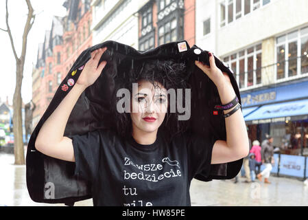 Nottingham, Royaume-Uni. 18 Mar, 2017. De fortes pluies et des températures plus froides dans le centre de Nottingham cet après-midi, shoppers Run for Cover . Crédit : Ian Francis/Alamy Live News Banque D'Images