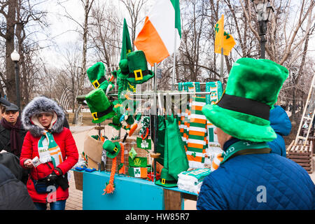 Moscou, Russie. Samedi 18 Mars, 2017. 25e jubilé Saint Patrick's Day Parade a lieu dans le parc Sokolniki de Moscou dans le cadre de la Semaine irlandaise festival 2017 du 15 au 26 mars. Le défilé est un événement culturel populaire et joyeuse à Moscou. L'Église orthodoxe russe (ROC) a reconnu Saint Patric récemment et à partir de maintenant sur ROC célébrera le jour de Saint Patrick officiellement. Stand extérieur de vendre chapeaux verts et d'autres souvenirs du festival. © Alex's Pictures/Alamy Live News Banque D'Images