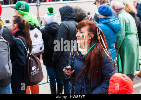 Moscou, Russie. Samedi 18 Mars, 2017. 25e jubilé Saint Patrick's Day Parade a lieu dans le parc Sokolniki de Moscou dans le cadre de la Semaine irlandaise festival 2017 du 15 au 26 mars. Le défilé est un événement culturel populaire et joyeuse à Moscou. L'Église orthodoxe russe (ROC) a reconnu Saint Patric récemment et à partir de maintenant sur ROC célébrera le jour de Saint Patrick officiellement. Jeune femme avec son visage peint avec les couleurs du drapeau irlandais promenades le long de la parade show plate-forme. © Alex's Pictures/Alamy Live News Banque D'Images