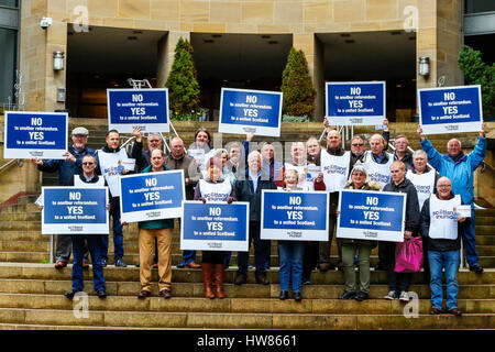 Glasgow, Royaume-Uni. 18 mars, 2017. En riposte contre un parti nationaliste écossais dans sa volonté de tenir un deuxième référendum sur l'indépendance, le groupe de pression 'Scotland en Union européenne" (UES) a tenu 8 rallyes à travers l'Ecosse (Aberdeen, Edimbourg, Perth, Kirkcaldy, 2 x Glasgow, Paisley et Dumfries) pour montrer leur soutien à un Royaume-uni. Ils utilisent le slogan "FERENDUMB attention grabbing' avec une photo de Nicola Sturgeon, Ecosse de premier ministre Crédit : Findlay/Alamy Live News Banque D'Images