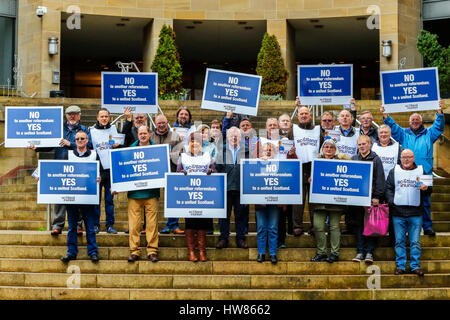 Glasgow, Royaume-Uni. 18 mars, 2017. En riposte contre un parti nationaliste écossais dans sa volonté de tenir un deuxième référendum sur l'indépendance, le groupe de pression 'Scotland en Union européenne" (UES) a tenu 8 rallyes à travers l'Ecosse (Aberdeen, Edimbourg, Perth, Kirkcaldy, 2 x Glasgow, Paisley et Dumfries) pour montrer leur soutien à un Royaume-uni. Ils utilisent le slogan "FERENDUMB attention grabbing' avec une photo de Nicola Sturgeon, Ecosse de premier ministre Crédit : Findlay/Alamy Live News Banque D'Images