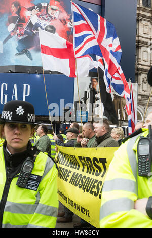 Londres, Royaume-Uni. 18 mars 2017. Protéger la police une poignée de manifestants de droite à partir de la Grande-Bretagne d'abord. Des milliers de manifestants prennent part à la lutte contre le racisme et de mars dans le centre de Londres pour protester contre l'ONU marque la journée de lutte contre le racisme. © Images éclatantes/Alamy Live News Banque D'Images