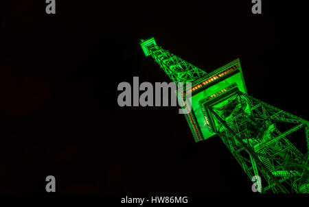 Berlin, Allemagne. Mar 17, 2017. La Funkturm Berlin s'allume en vert à l'occasion de l'irlandais le jour de la Saint Patrick à Berlin, Allemagne, 17 mars 2017. Photo : Paul Zinken/dpa/Alamy Live News Banque D'Images