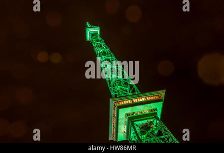 Berlin, Allemagne. Mar 17, 2017. La Funkturm Berlin s'allume en vert à l'occasion de l'irlandais le jour de la Saint Patrick à Berlin, Allemagne, 17 mars 2017. Photo : Paul Zinken/dpa/Alamy Live News Banque D'Images