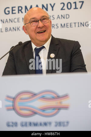 Baden-Baden, Allemagne. 18 Mar, 2017. Le ministre français des Finances Michel Sapin prend la parole lors d'une conférence de presse au cours de la réunion des ministres des Finances du G20 à Baden-Baden, Allemagne, 18 mars 2017. Photo : Lino Mirgeler/dpa/Alamy Live News Banque D'Images