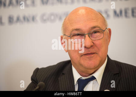 Baden-Baden, Allemagne. 18 Mar, 2017. Le ministre français des Finances Michel Sapin prend la parole lors d'une conférence de presse au cours de la réunion des ministres des Finances du G20 à Baden-Baden, Allemagne, 18 mars 2017. Photo : Lino Mirgeler/dpa/Alamy Live News Banque D'Images