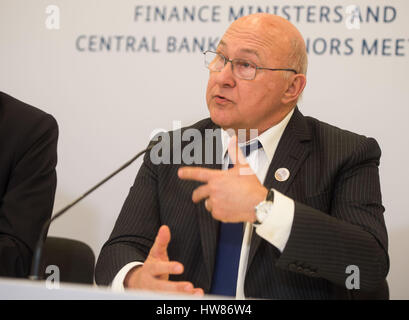 Baden-Baden, Allemagne. 18 Mar, 2017. Le ministre français des Finances Michel Sapin prend la parole lors d'une conférence de presse au cours de la réunion des ministres des Finances du G20 à Baden-Baden, Allemagne, 18 mars 2017. Photo : Lino Mirgeler/dpa/Alamy Live News Banque D'Images