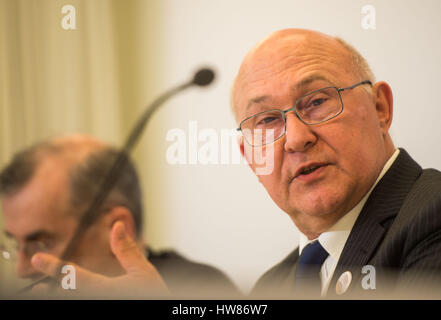 Baden-Baden, Allemagne. 18 Mar, 2017. Le ministre français des Finances Michel Sapin prend la parole lors d'une conférence de presse au cours de la réunion des ministres des Finances du G20 à Baden-Baden, Allemagne, 18 mars 2017. Photo : Lino Mirgeler/dpa/Alamy Live News Banque D'Images