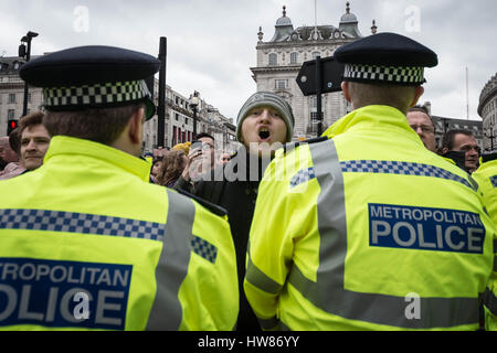 Londres, Royaume-Uni. 18 mars, 2017. Un anti-fasciste des cris de retour à la Grande-Bretagne d'abord. Grande-bretagne première police contiennent des manifestants d'extrême-droite contre-protestant sur Journée internationale contre le racisme DES NATIONS UNIES © Guy Josse/Alamy Live News Banque D'Images