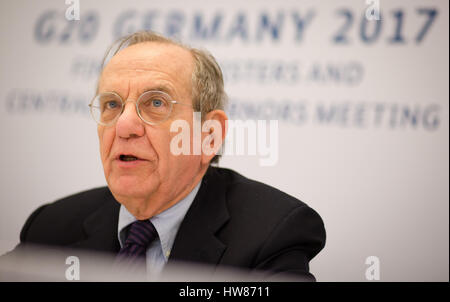 Baden-Baden, Allemagne. 18 Mar, 2017. Le ministre italien des Finances, Pier Carlo Padoan parle aux journalistes lors d'une conférence de presse au cours de la réunion des ministres des Finances du G20 à Baden-Baden, Allemagne, 18 mars 2017. Photo : Christoph Schmidt/dpa/Alamy Live News Banque D'Images