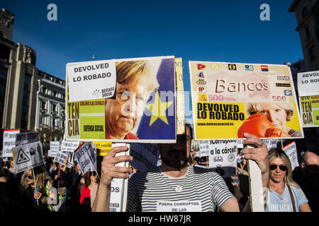 Madrid, Espagne. 18 Mar, 2017. Un homme qui protestaient contre la corruption avec une photo d'Angela Merkel Crédit : Marcos del Mazo/Alamy Live News Banque D'Images