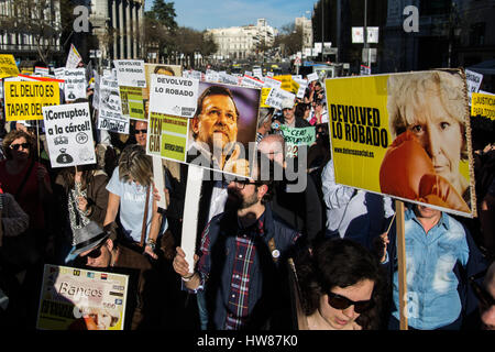 Madrid, Espagne. 18 Mar, 2017. Personnes qui protestaient contre la corruption Crédit : Marcos del Mazo/Alamy Live News Banque D'Images