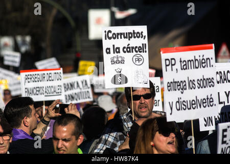 Madrid, Espagne. 18 Mar, 2017. Personnes qui protestaient contre la corruption Crédit : Marcos del Mazo/Alamy Live News Banque D'Images