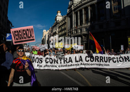 Madrid, Espagne. 18 Mar, 2017. Personnes qui protestaient contre la corruption Crédit : Marcos del Mazo/Alamy Live News Banque D'Images