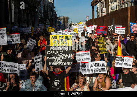 Madrid, Espagne. 18 Mar, 2017. Personnes qui protestaient contre la corruption Crédit : Marcos del Mazo/Alamy Live News Banque D'Images