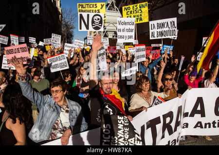 Madrid, Espagne. 18 Mar, 2017. Personnes qui protestaient contre la corruption Crédit : Marcos del Mazo/Alamy Live News Banque D'Images