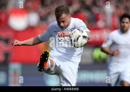 Nuremberg, Allemagne. Mar 12, 2017. Bielefeld est Christoph Hemlein, photographiés au cours de la 2e Bundesliga allemande match de foot entre 1. FC Nuremberg et l'Arminia Bielefeld dans le stade Grundig à Nuremberg, Allemagne, 12 mars 2017. Photo : Daniel Karmann/dpa/Alamy Live News Banque D'Images