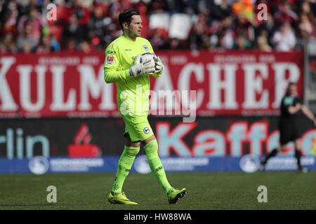 Nuremberg, Allemagne. Mar 12, 2017. Bielefeld est gardien Daniel Davari, photographiés au cours de la 2e Bundesliga allemande match de foot entre 1. FC Nuremberg et l'Arminia Bielefeld dans le stade Grundig à Nuremberg, Allemagne, 12 mars 2017. Photo : Daniel Karmann/dpa/Alamy Live News Banque D'Images