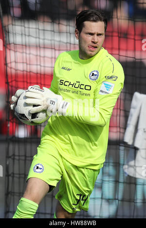 Nuremberg, Allemagne. Mar 12, 2017. Bielefeld est gardien Daniel Davari, photographiés au cours de la 2e Bundesliga allemande match de foot entre 1. FC Nuremberg et l'Arminia Bielefeld dans le stade Grundig à Nuremberg, Allemagne, 12 mars 2017. Photo : Daniel Karmann/dpa/Alamy Live News Banque D'Images