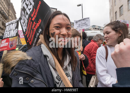 Londres, Royaume-Uni. 18 mars 2017. Un manifestant avec des slogans anti-racistes sur ses reformes economiques fcae avant par Londres sur la lutte contre le racisme DES NATIONS UNIES Journée pour montrer leur opposition au racisme, à commencer par un rassemblement en dehors de la BBC et se terminant par un autre en place du Parlement. L'événement a été organisé par Stand Up au racisme et soutenu par les syndicats et beaucoup d'autres organisations, et il y avait des marches similaires à Glasgow et à Cardiff. Crédit : Peter Marshall/Alamy Live News Banque D'Images