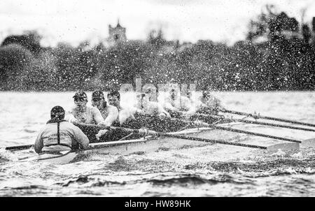 Londres, Royaume-Uni. 18 mars, 2017. Cambridge University Boat Club v de l'équipage italien. En tant que préparation à la Cancer Research UK des courses de bateaux, Oxford et Cambridge clubs participent à un certain nombre de matchs contre d'autres clubs. Liste d'équipage :- CUBC bateau bleu (bleu clair) : tops S. Henry Meek, 7. Tredell Lance, 6. Patrick Eble, 5. Aleksander Malowany, 4. Timothy Tracey, 3. James Letten, 2. Freddie Davidson, B. Ben Ruble, Cox. Credit : Duncan Grove/Alamy Live News Banque D'Images