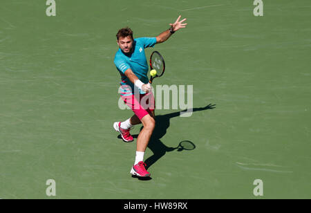 Mars 18, 2017 Stan Wawrinka de Suisse renvoie une tourné contre Pablo Carreno Busta de l'Espagne dans leur match de demi-finale au cours de la 2017 BNP Paribas Open à Indian Wells Tennis Garden à Indian Wells, en Californie. Charles Baus/CSM Banque D'Images