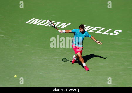 Mars 18, 2017 Stan Wawrinka de Suisse renvoie une tourné contre Pablo Carreno Busta de l'Espagne dans leur match de demi-finale au cours de la 2017 BNP Paribas Open à Indian Wells Tennis Garden à Indian Wells, en Californie. Charles Baus/CSM Banque D'Images