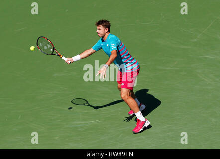 Mars 18, 2017 Stan Wawrinka de Suisse renvoie une tourné contre Pablo Carreno Busta de l'Espagne dans leur match de demi-finale au cours de la 2017 BNP Paribas Open à Indian Wells Tennis Garden à Indian Wells, en Californie. Charles Baus/CSM Banque D'Images