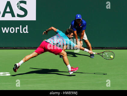 Mars 18, 2017 Stan Wawrinka de Suisse renvoie une tourné contre Pablo Carreno Busta de l'Espagne dans leur match de demi-finale au cours de la 2017 BNP Paribas Open à Indian Wells Tennis Garden à Indian Wells, en Californie. Charles Baus/CSM Banque D'Images