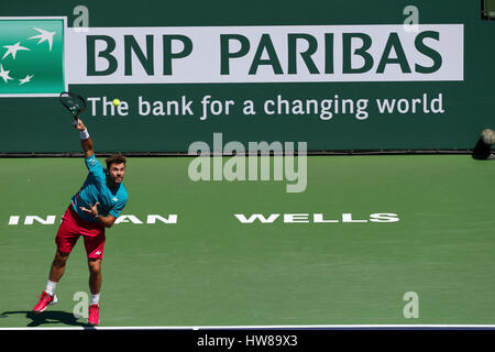 Mars 18, 2017 Stan Wawrinka de Suisse sert contre Pablo Carreno Busta de l'Espagne dans leur match de demi-finale au cours de la 2017 BNP Paribas Open à Indian Wells Tennis Garden à Indian Wells, en Californie. Charles Baus/CSM Banque D'Images