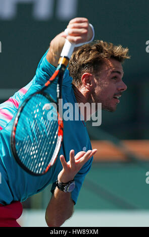 Mars 18, 2017 Stan Wawrinka de Suisse sert contre Pablo Carreno Busta de l'Espagne dans leur match de demi-finale au cours de la 2017 BNP Paribas Open à Indian Wells Tennis Garden à Indian Wells, en Californie. Charles Baus/CSM Banque D'Images