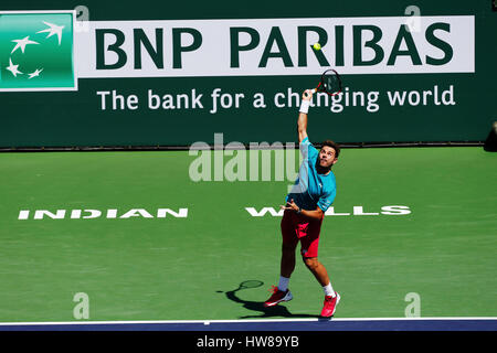 Mars 18, 2017 Stan Wawrinka de Suisse sert contre Pablo Carreno Busta de l'Espagne dans leur match de demi-finale au cours de la 2017 BNP Paribas Open à Indian Wells Tennis Garden à Indian Wells, en Californie. Charles Baus/CSM Banque D'Images