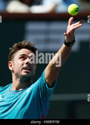 Mars 18, 2017 Stan Wawrinka de Suisse sert contre Pablo Carreno Busta de l'Espagne dans leur match de demi-finale au cours de la 2017 BNP Paribas Open à Indian Wells Tennis Garden à Indian Wells, en Californie. Charles Baus/CSM Banque D'Images