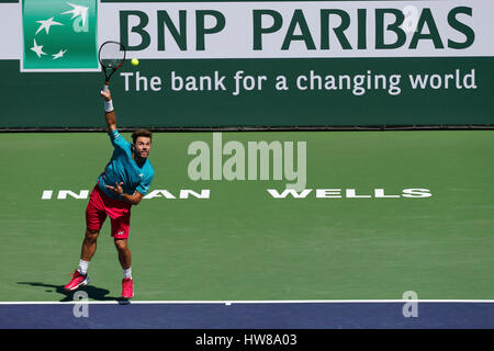 Mars 18, 2017 Stan Wawrinka de Suisse sert contre Pablo Carreno Busta de l'Espagne dans leur match de demi-finale au cours de la 2017 BNP Paribas Open à Indian Wells Tennis Garden à Indian Wells, en Californie. Charles Baus/CSM Banque D'Images