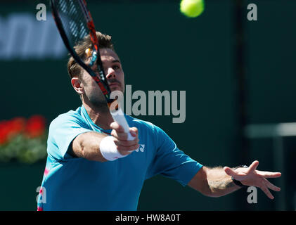 Mars 18, 2017 Stan Wawrinka de Suisse renvoie une tourné contre Pablo Carreno Busta de l'Espagne dans leur match de demi-finale au cours de la 2017 BNP Paribas Open à Indian Wells Tennis Garden à Indian Wells, en Californie. Charles Baus/CSM Banque D'Images