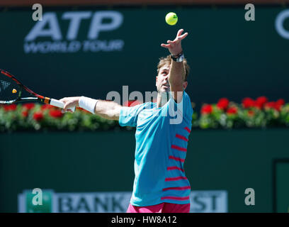 Mars 18, 2017 Stan Wawrinka de Suisse sert contre Pablo Carreno Busta de l'Espagne dans leur match de demi-finale au cours de la 2017 BNP Paribas Open à Indian Wells Tennis Garden à Indian Wells, en Californie. Charles Baus/CSM Banque D'Images