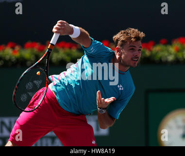 Mars 18, 2017 Stan Wawrinka de Suisse sert contre Pablo Carreno Busta de l'Espagne dans leur match de demi-finale au cours de la 2017 BNP Paribas Open à Indian Wells Tennis Garden à Indian Wells, en Californie. Charles Baus/CSM Banque D'Images