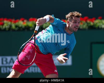 Mars 18, 2017 Stan Wawrinka de Suisse sert contre Pablo Carreno Busta de l'Espagne dans leur match de demi-finale au cours de la 2017 BNP Paribas Open à Indian Wells Tennis Garden à Indian Wells, en Californie. Charles Baus/CSM Banque D'Images