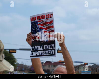 Dallas,US,18 mars 2017. Une protestation armée à l'extérieur de la mosquée centrale de Dallas a pris fin pacifiquement avec les deux groupes opposés s'asseoir ensemble au cours d'un déjeuner de deux heures. Credit : dallaspaparazzo/Alamy Live News. Banque D'Images