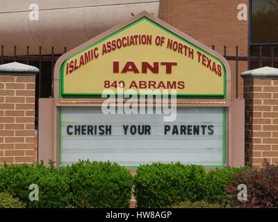 Dallas,US,18 mars 2017. Une protestation armée à l'extérieur de la mosquée centrale de Dallas a pris fin pacifiquement avec les deux groupes opposés s'asseoir ensemble au cours d'un déjeuner de deux heures. Credit : dallaspaparazzo/Alamy Live News. Banque D'Images