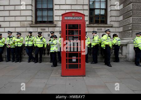 Londres, Royaume-Uni. 18 mars 2017. La ligne d'agents de la police métropolitaine derrière le téléphone rouge fort contre le racisme DES NATIONS UNIES de surveillance de jour à Londres, au Royaume-Uni. Banque D'Images