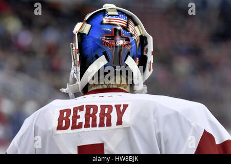 Detroit, Michigan, USA. 18 Mar, 2017. Un regard sur l'art du masque sur Wisconsin Badgers Jack Berry G (1) pendant le match de hockey NCAA dans la grande finale du tournoi 10 entre Penn State Nittany Lions et Wisconsin Badgers au Joe Louis Arena de Détroit (Michigan). Allan Dranberg/CSM/Alamy Live News Banque D'Images