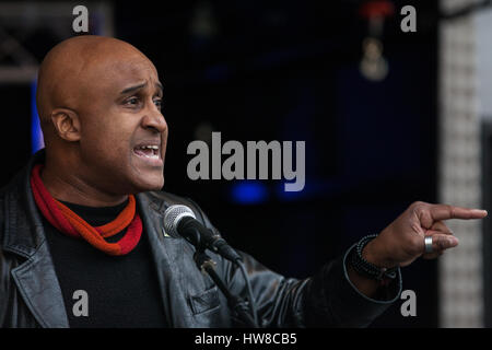 Londres, Royaume-Uni. 18 mars, 2017. Roger McKenzie, secrétaire général adjoint de l'unisson, les adresses des milliers de manifestants représentant différents groupes antiracistes qui prennent part à la marche contre le racisme. Le mois de mars a été choisie pour avoir lieu aussi près que possible de la Journée internationale des Nations Unies pour l'élimination de la discrimination raciale. Credit : Mark Kerrison/Alamy Live News Banque D'Images