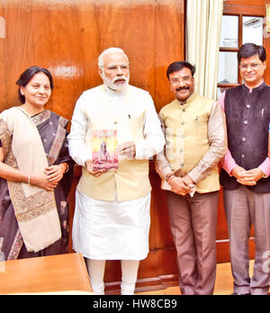 New Delhi, mars, 18, 2017. Assistant védiques Dr Mridul Kirti présente son ouvrage récemment édité, publié par Yog-Darshan Patanjali Prabhat Prakashan, à l'Honorable Premier Ministre de l'Inde, Shri Narendra Modi. Tourné avec un récit et écrit dans un langage simple, Patanjali Yog-Darshan est un recueil unique de mystères et secrets de la science du Yoga qui révèle le chemin de la vie et de la mort, secrets de l'immortel et mortel. Le premier ministre s'est félicité des travaux et a donné sa bénédiction à l'auteur. Il a parlé de la richesse de la littérature indienne et a dit que nous devons investir nos efforts Banque D'Images